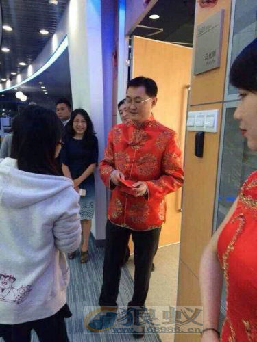 马化腾亲自为员工发红包_礼仪小姐却成了焦点 马化腾亲自为员工发红包_礼仪小姐却成了焦点